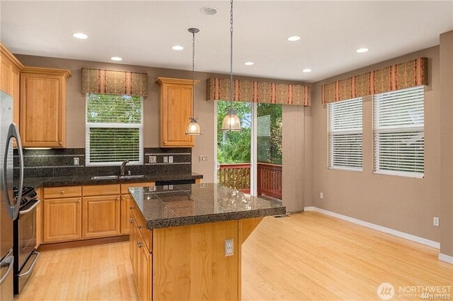 Building Photo - 2bd/1.75ba Redmond Duplex