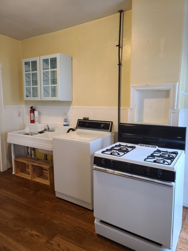 Building Photo - 450 E 6th St