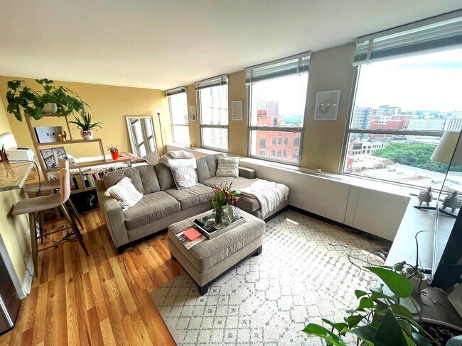 Foto del edificio - 2626 N Lakeview Ave