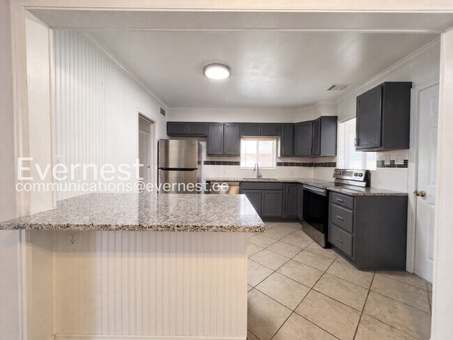 Foto del edificio - 3 Bed/2 Bath Home with Garage & Fenced Yard / Available Now!
