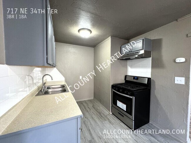 Building Photo - 717 NE 34th Terrace