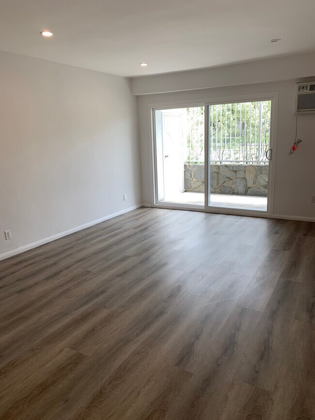 Building Photo - 1223 S Bundy Dr