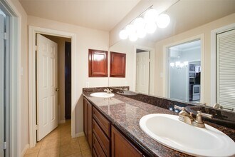 Building Photo - 2255 Braeswood Park Dr