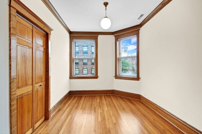 Building Photo - 3600 N Hermitage Ave