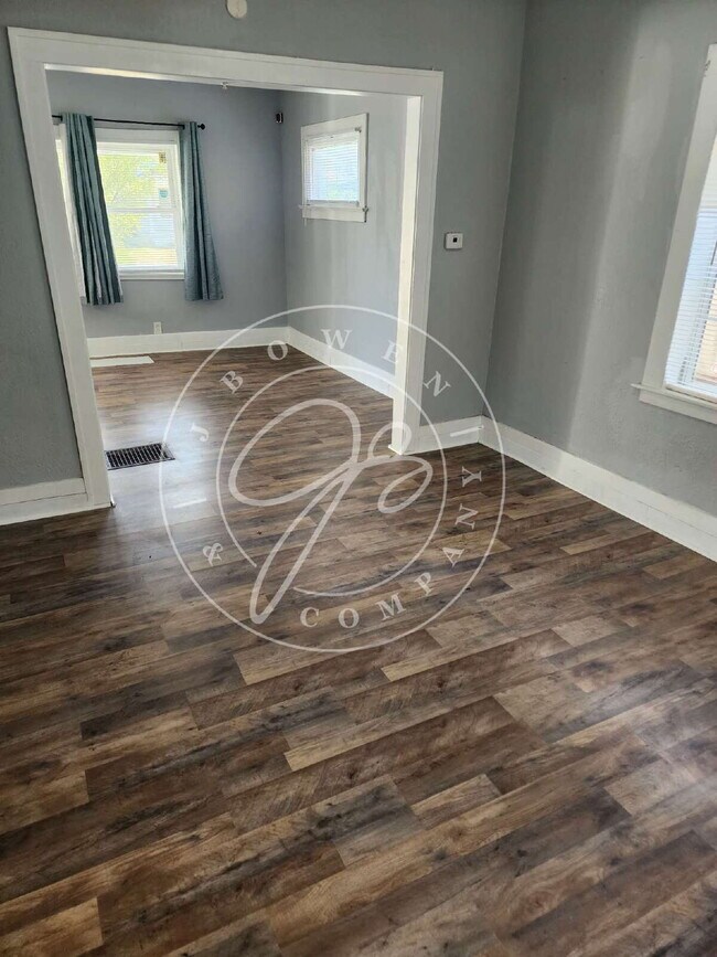 Foto del edificio - Spacious 3 bed with bonus room and shower ...