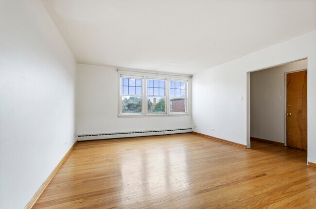 Building Photo - 2422 W Farragut Ave