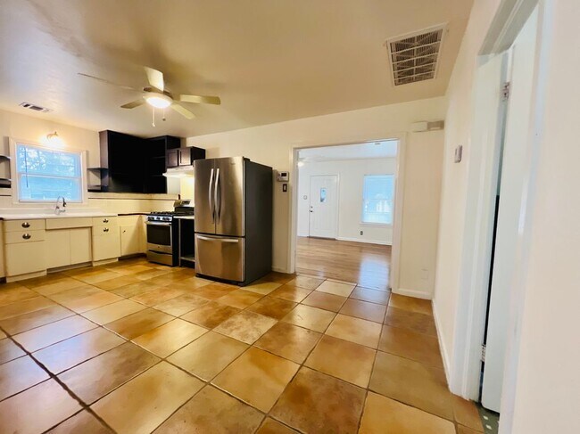 Foto del edificio - 1554 W Lullwood Ave