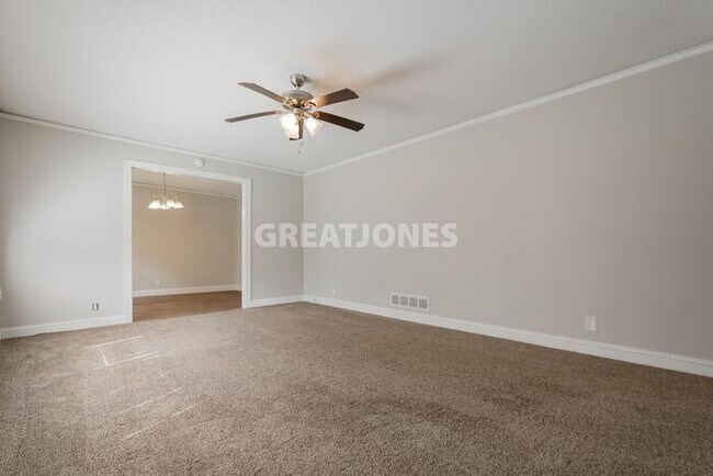 Building Photo - 2136 Robin Rd