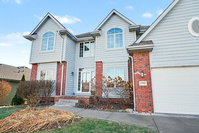 Foto del edificio - Spacious 4br/4.5 ba Home in Millard Mission Park Neighborhood. Huge Yard, 3 Car Garage