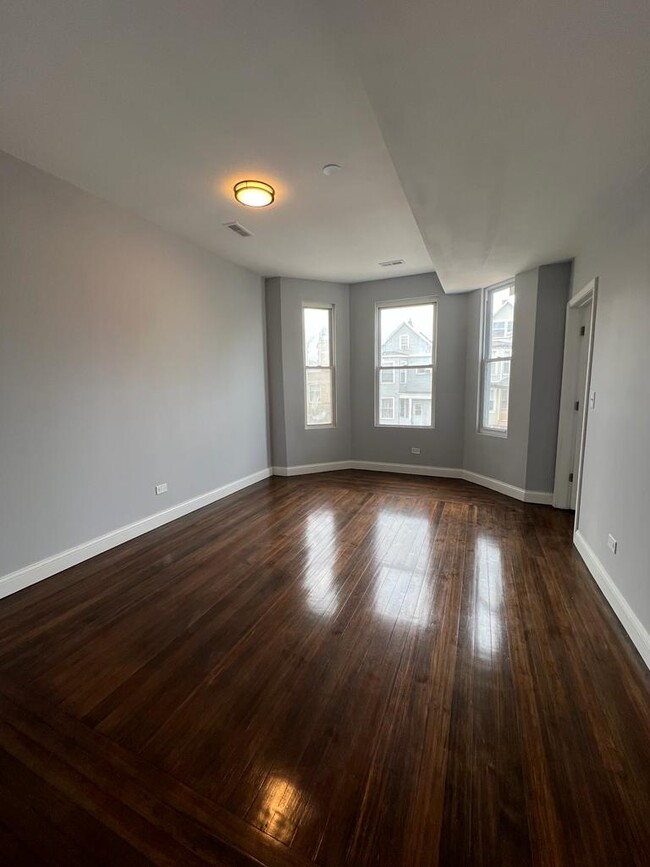 Building Photo - 3710 W Diversey Ave