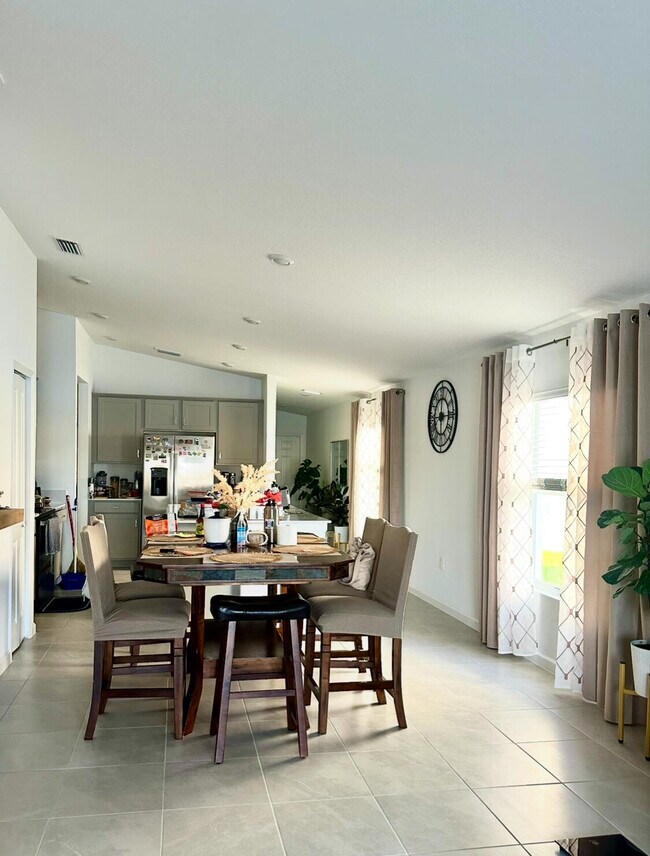 Foto del edificio - 682 Papillon St SW