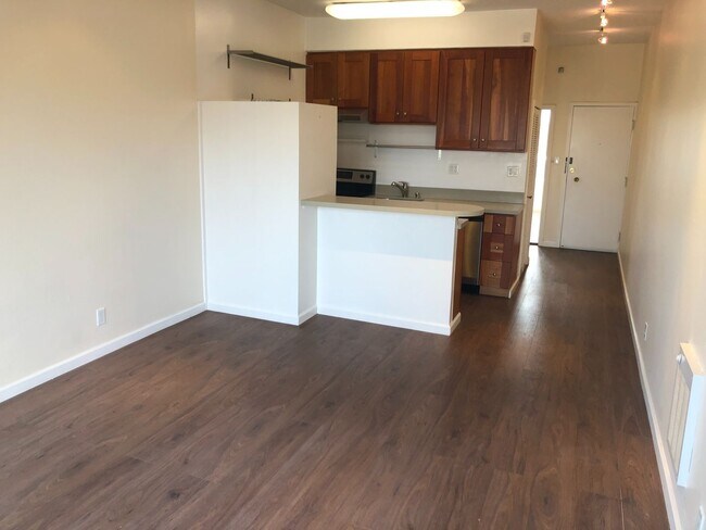 Building Photo - Top Floor Remodeled rent controlled apartm...