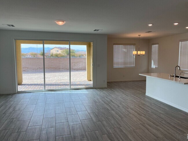 Building Photo - Short term rental of a single story close ...
