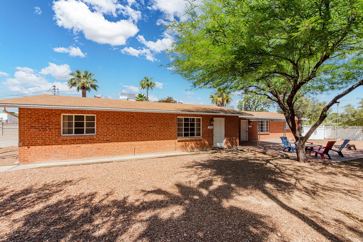 Charming duplex on large lot with beautiful shared front yard - 2404 E Copper St