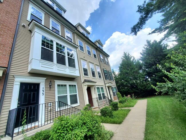 Building Photo - 135 Prado Ln