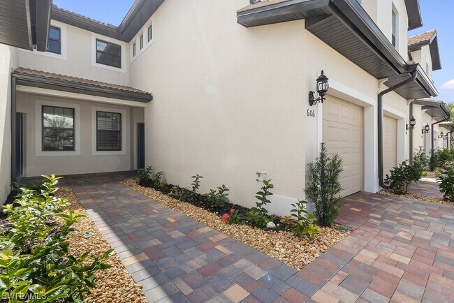 Foto del edificio - 5690 Mayflower Way