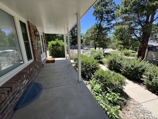 Foto del edificio - 7052 E Briarwood Dr