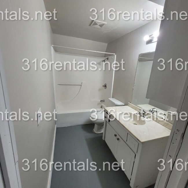 Building Photo - 1201 Hoch