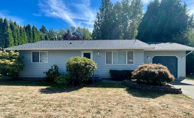 Building Photo - 2 Bed 1 Bath home with one car garage!
