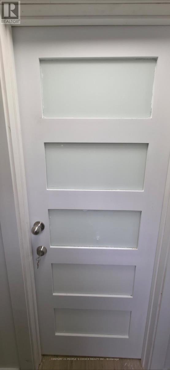 Photo du bâtiment - 582 Strouds Ln