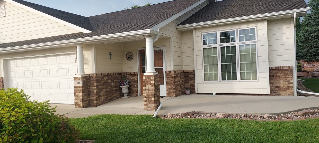 Foto principal - 1908 Sunny Springs Dr