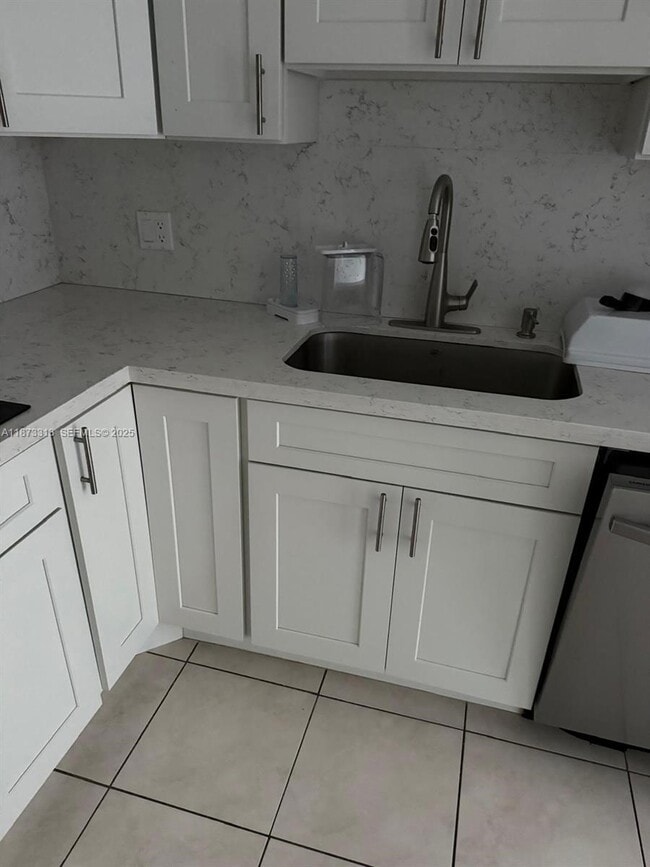 Foto del edificio - 400 Kings Point Dr