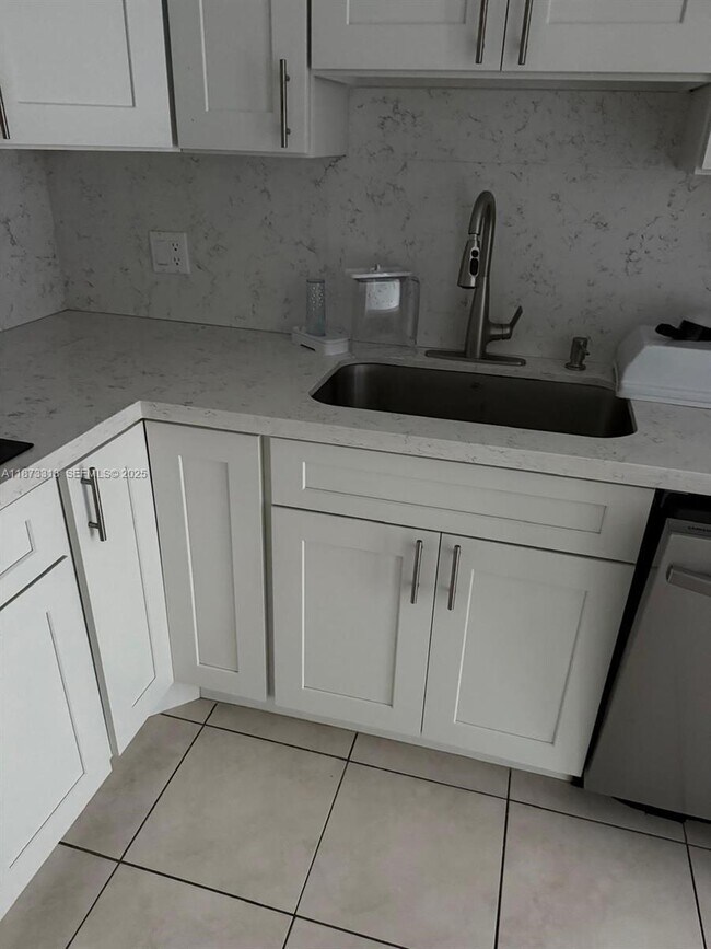 Building Photo - 400 Kings Point Dr