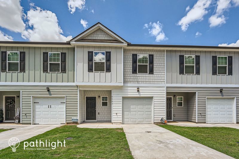 Foto principal - 4945 Lower Elm St