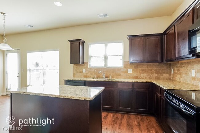 Building Photo - 4 br, 2.5 bath House - 124 Sims Court