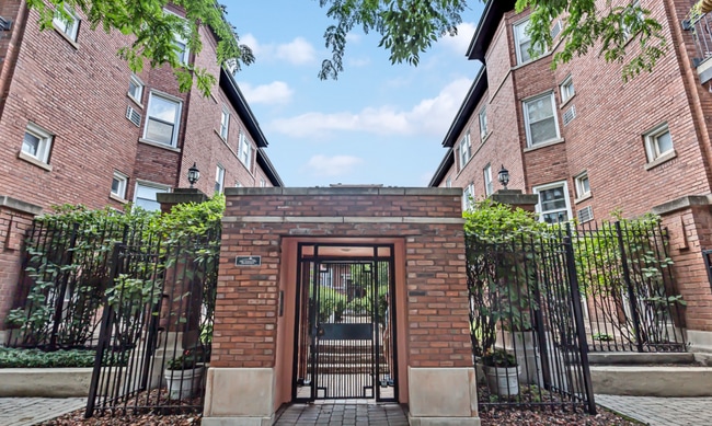 Building Photo - 845 W Belle Plaine Ave