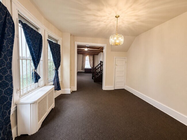 Foto del edificio - Spacious 6-Bedroom Rental in North Philadelphia | Small Dogs Welcome