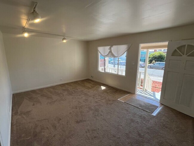 Building Photo - Massive 5-Bedroom Home with Spacious Yard