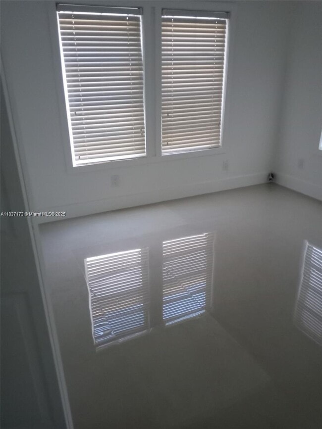 Foto del edificio - 249 E 3rd St
