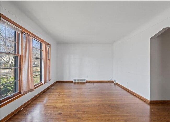 Building Photo - 711 Kayser Ave