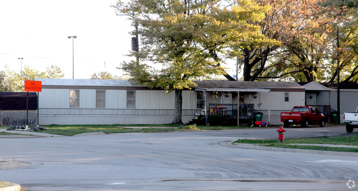 Building Photo - Woodland Trace