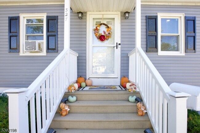 Foto del edificio - 327 Roosevelt Ln