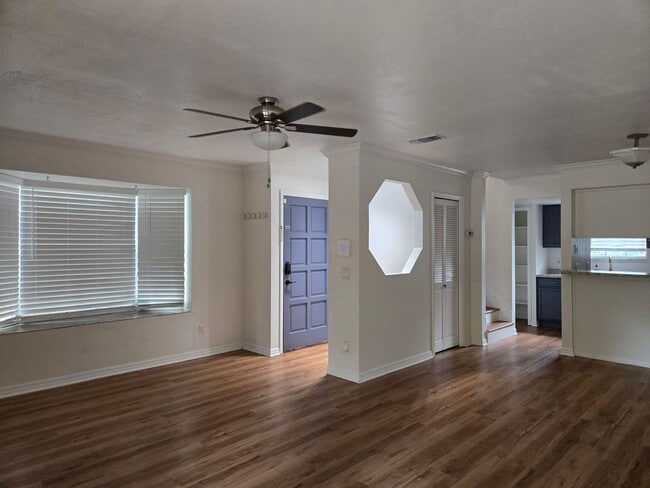Building Photo - Spacious 2-bedroom, 1.5-bath end-unit townhouse in Carriage House