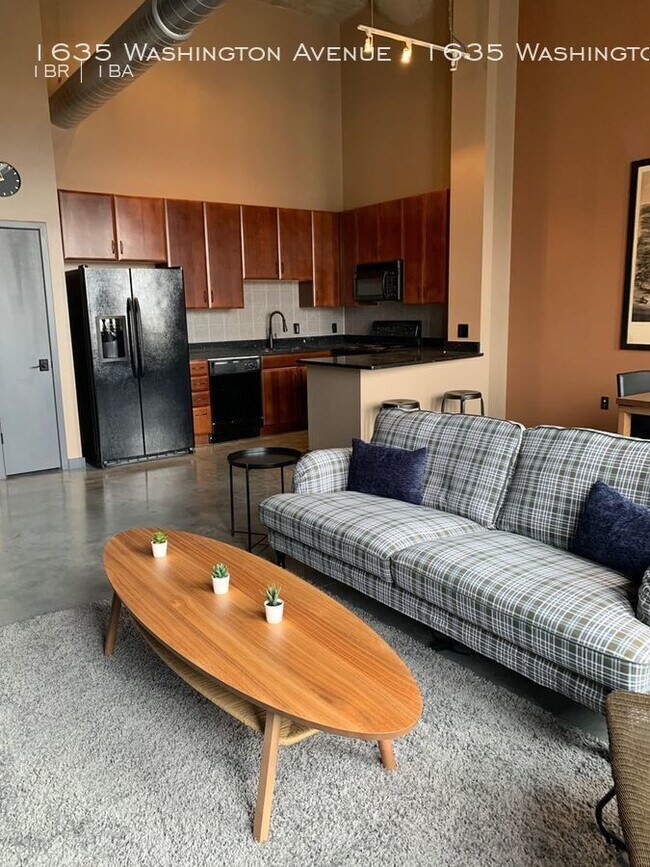 Building Photo - Spacious downtown loft