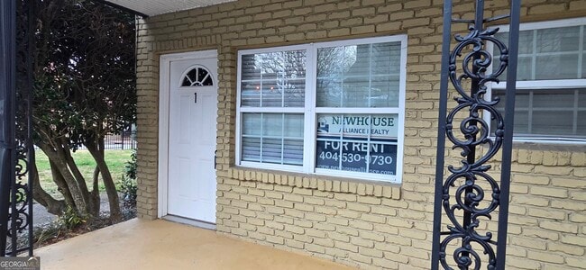 Building Photo - 21 Delmont Dr NE