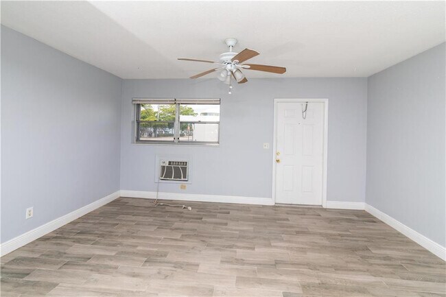 Building Photo - 704 NE 23rd Dr
