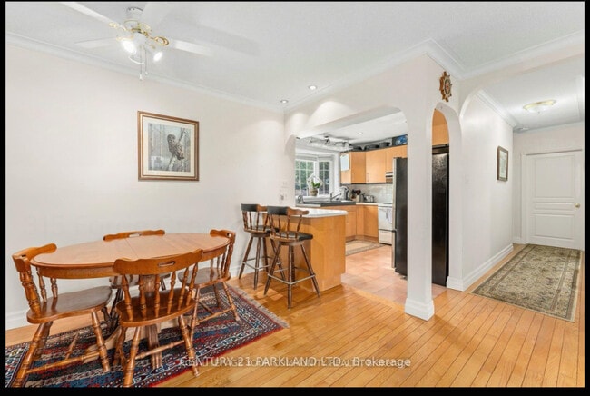Photo du bâtiment - King and Keele Main Floor bungalow on larg...