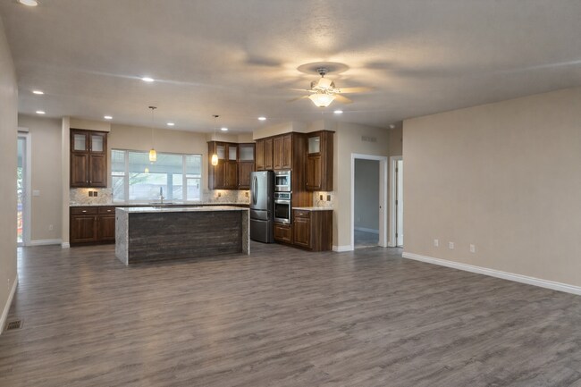 Foto del edificio - Fully Remodeled Home in West Kennewick – Pets Welcome
