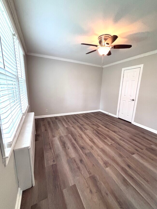 Foto del edificio - 1700 Roslyn Dr