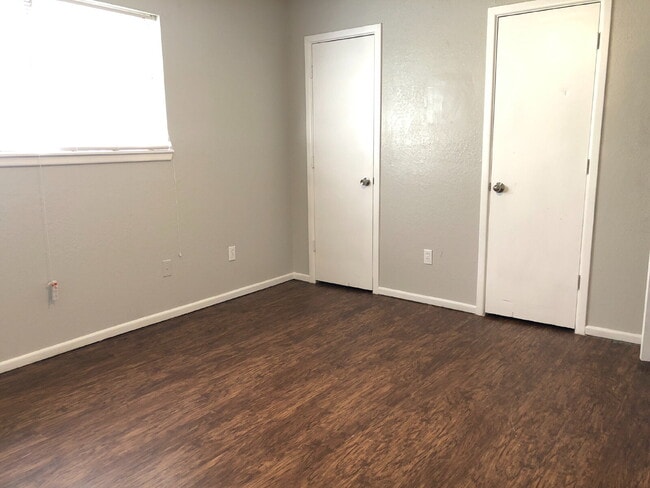 Building Photo - Large 2/1 With Common Area Lawn Maintenance Included