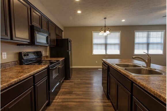 Building Photo - 3 Bedroom 3 Bath Home. Just blocks from th...