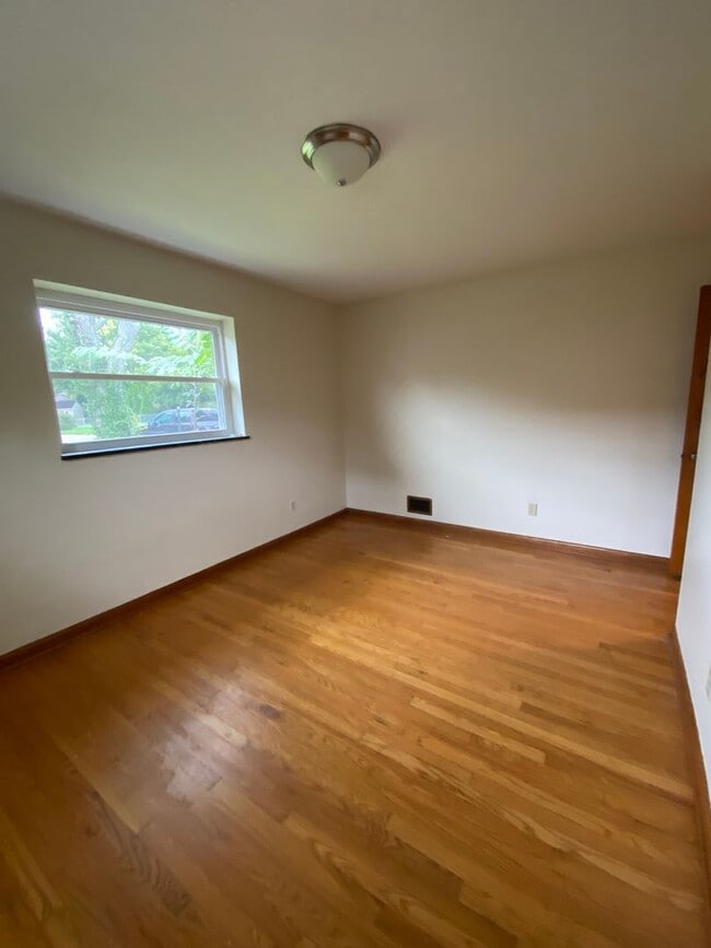 Building Photo - 3- Bedroom Home