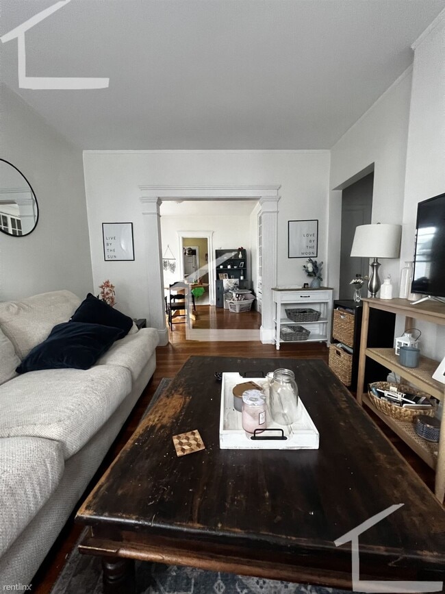 Building Photo - 2 br, 1 bath Triplex - 32 Justin Rd 2