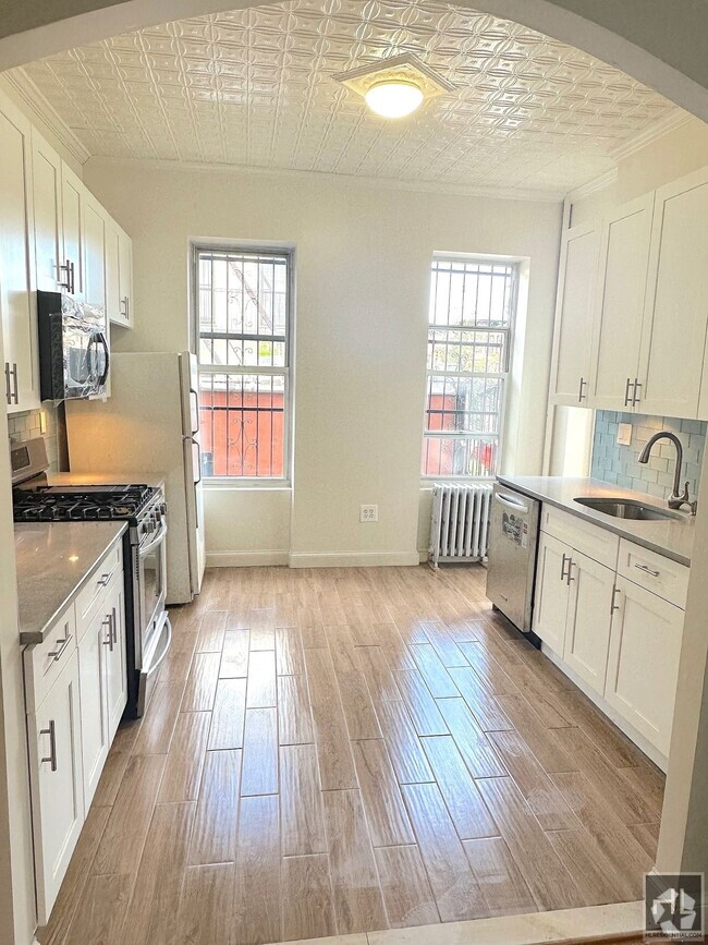 New York Roommate: Room for rent in Bedford Stuyvesant - 3 Bedroom  apartment (NY-16621)