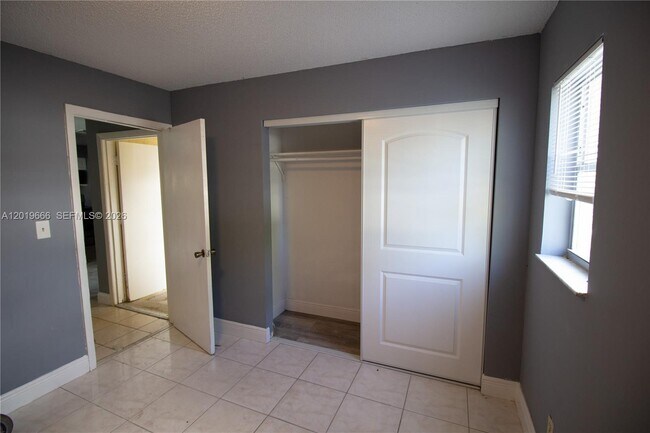 Foto del edificio - 825 SW 10th St