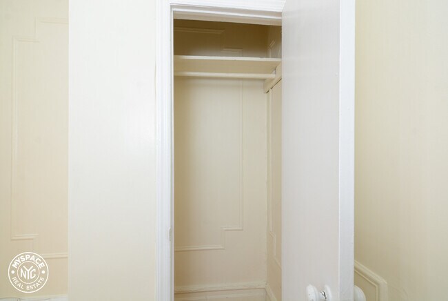 Foto del edificio - 875 St Johns Pl